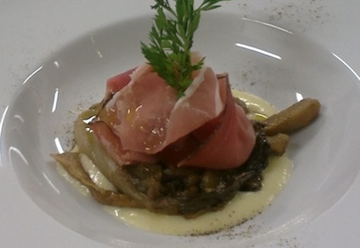 Funghi porcini scottati al brandy su fonduta al taleggio Funghi porcini scottati al brandy su fonduta al taleggio