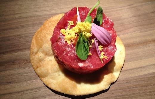 Controfiletto di manzo crudo e composta di pomodoro