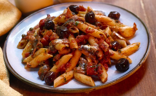 Pennette piccanti con funghi, tonno e baresane