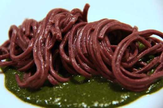 Tagliolini al nero di montagna al burro affumicato, crema di ortiche