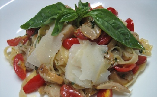 Tagliatelle con funghi porcini, pomodorini e basilico