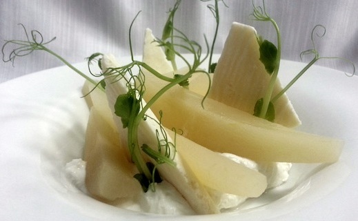 Pere abate con ghiacciato di parmigiano 16 mesi e cremoso di robiola