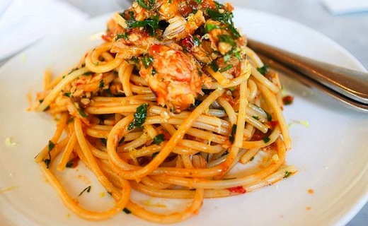 Spaghetti al granchio e pesto al basilico
