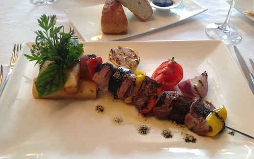 Spiedino di carne e verdure con olio alle erbe aromatiche