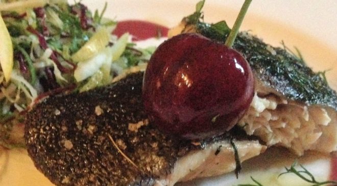 Trota salmonata con crema di patate, limone e salsa di ciliegie Trota salmonata con crema di patate, limone e salsa di ciliegie