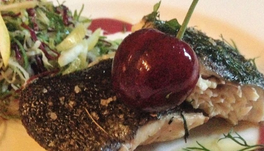 Trota salmonata con crema di patate, limone e salsa di ciliegie
