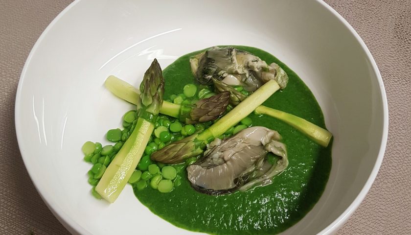 Verdemare con asparagi, piselli e ostriche