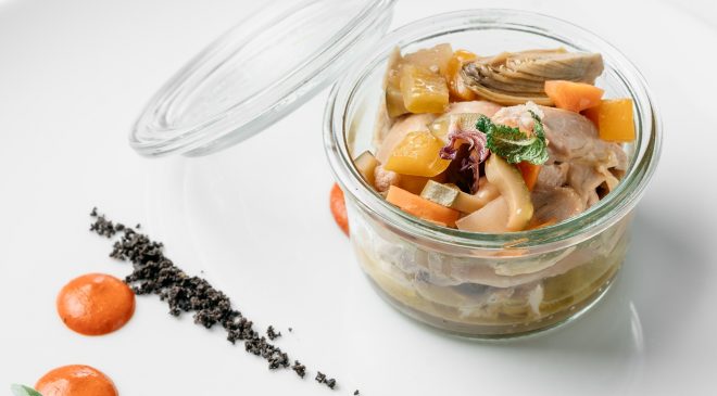 Tonno di coniglio con carote, peperone e polvere di olive Tonno di coniglio con carote, peperone e polvere di olive