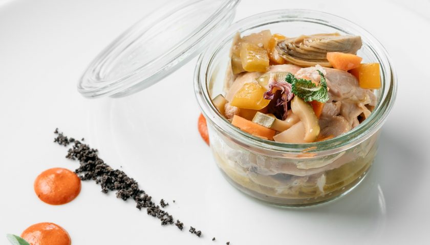 Tonno di coniglio con carote, peperone e polvere di olive