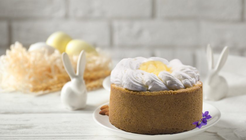Crostata con fragole alle mandorle, crema chantilly e ananas candito alla cannella per una Pasqua senza glutine