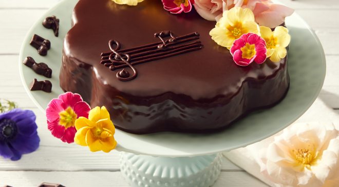 Torta Sacher Floreale è l’omaggio dei maestri cioccolatieri alla musica italiana Torta Sacher Floreale è l’omaggio dei maestri cioccolatieri alla musica italiana