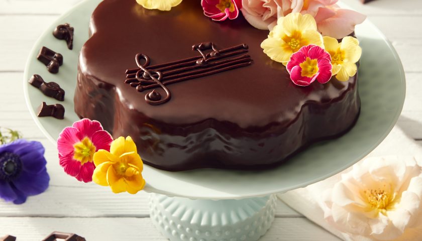 Torta Sacher Floreale è l’omaggio dei maestri cioccolatieri alla musica italiana
