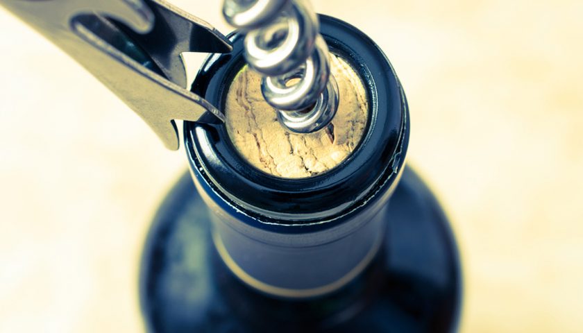 Le 5 regole per aprire una bottiglia di vino con Alessandro Scorsone e APCOR