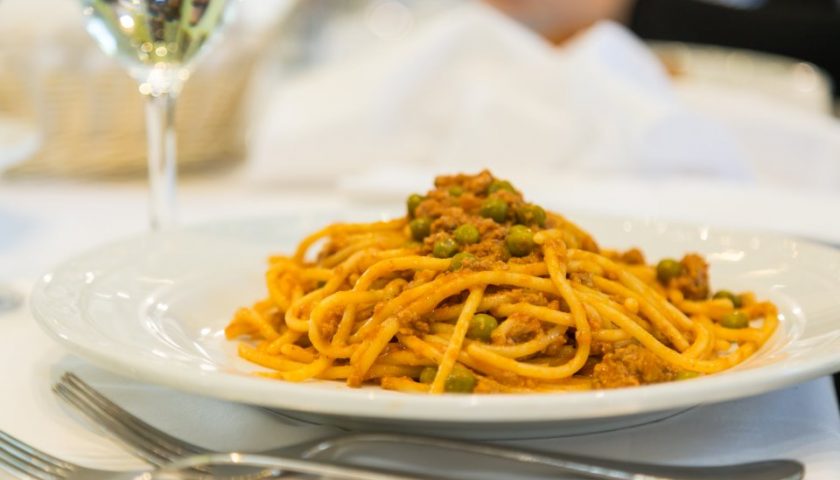 Spaghetti bolognesi la ricetta ufficiale e il dibattito oggi a FICO