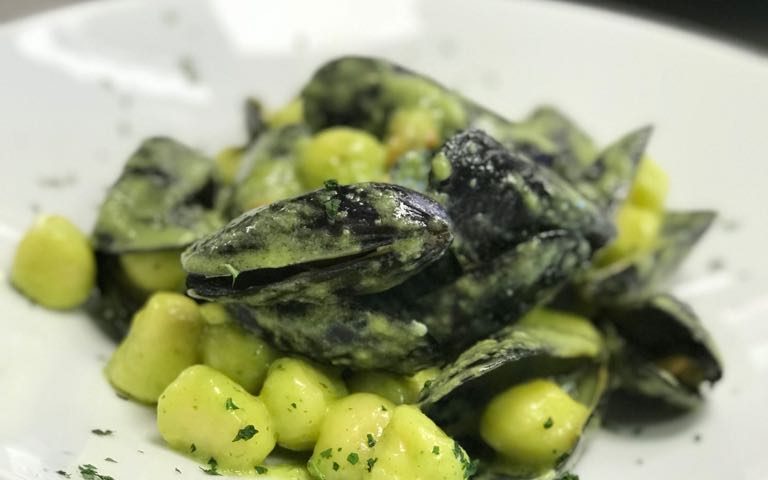Gnocchi con cozze e pesto di zucchine