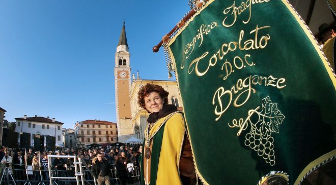 PRIMA DEL TORCOLATO A BREGANZE: TUTTI IN PIAZZA PER BRINDARE ALLA VENDEMMIA 2018 PRIMA DEL TORCOLATO A BREGANZE: TUTTI IN PIAZZA PER BRINDARE ALLA VENDEMMIA 2018