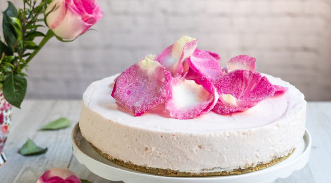 Ricetta Cheese Cake alle rose senza glutine e lattosio by Sonia Peronaci per la Festa della mamma Ricetta Cheese Cake alle rose senza glutine e lattosio by Sonia Peronaci per la Festa della mamma