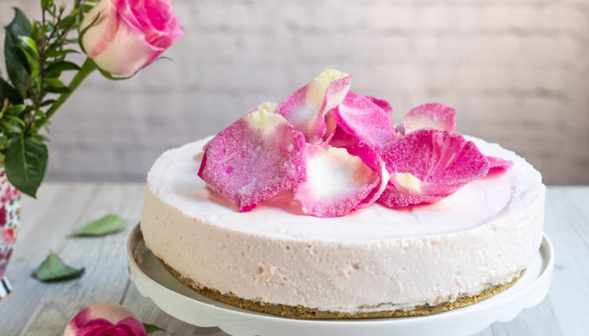 Ricetta Cheese Cake alle rose senza glutine e lattosio by Sonia Peronaci per la Festa della mamma