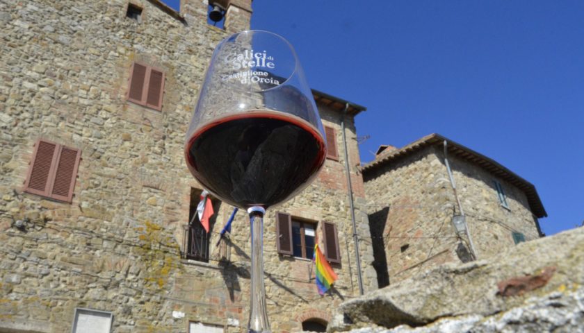 Calici di Stelle a Castiglione d’Orcia dove la luna illumina i grandi vini Orcia, gli spettacoli e le cene nelle notti d’estate