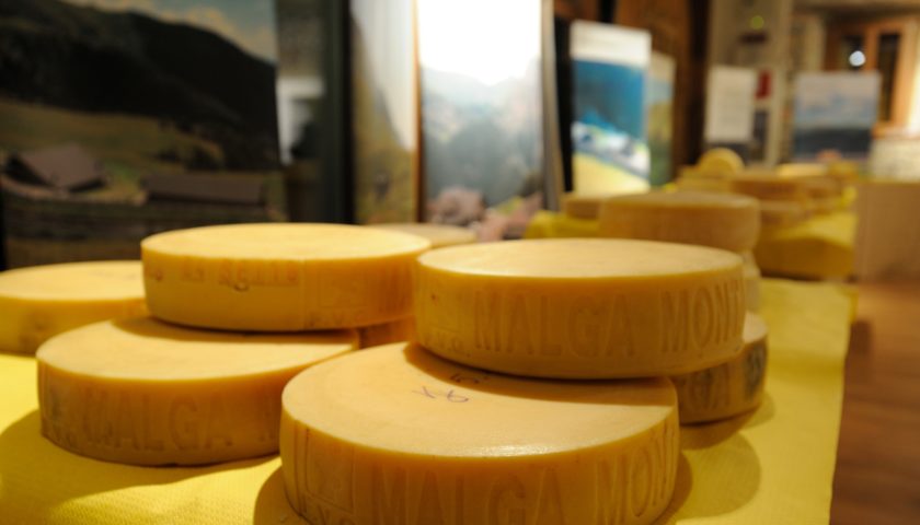 1 dicembre 2019 a Sutrio Fums, profums, salums & Formandi – Sapori e formaggi di montagna Festa del gusto in Carnia, protagonisti i salumi e i formaggi di malga