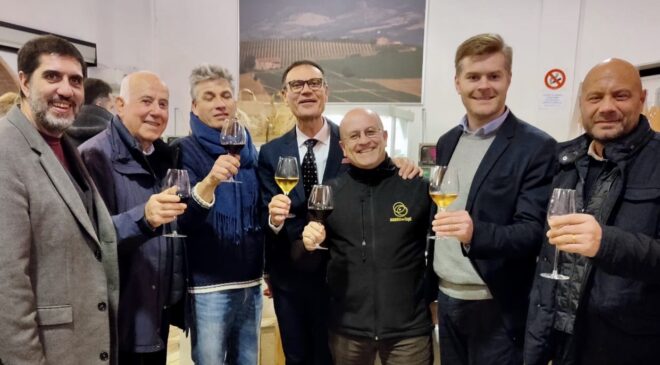 La Cantina Sasso dei Lupi ha celebrato il 60° anno dalla sua fondazione con un evento-degustazione che ha ripercorso la sua storia ma con uno sguardo al futuro La Cantina Sasso dei Lupi ha celebrato il 60° anno dalla sua fondazione con un evento-degustazione che ha ripercorso la sua storia ma con uno sguardo al futuro