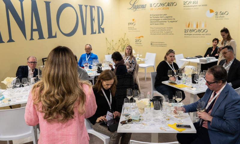 Lugana DOC a Vinitaly: un viaggio sensoriale tra enoturismo e avanguardia