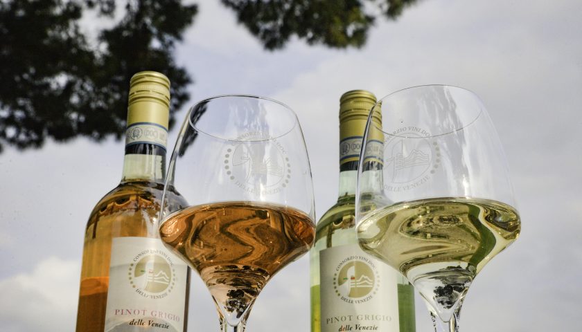 VINITALY & THE CITY 2026 brinda con Pinot Grigio  DOC delle Venezie